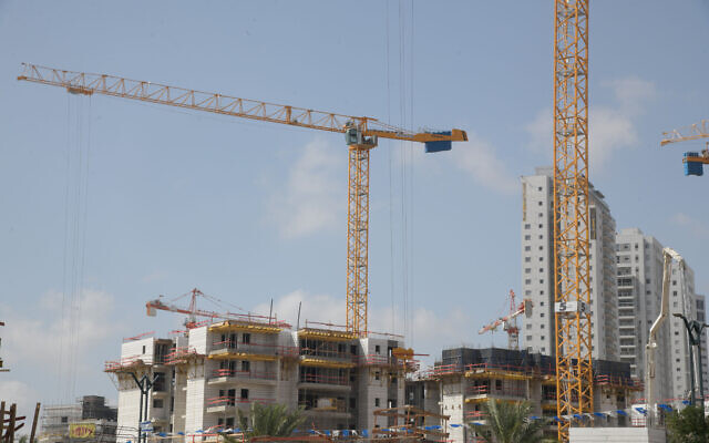 A construction site in a new neighborhood in Be'er Yaakov, March 26, 2020. (Flash90)