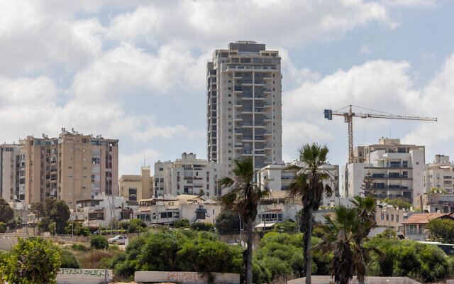 A view of a construction crane in the southern Israeli city of Ashdod, on June 21, 2022. (Nati Shohat/Flash90)