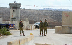 File: Israeli soldiers block the entrance to the West Bank city of Nablus on October 13, 2022. (Nasser Ishtayeh/Flash90)