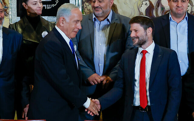 Likud leader Benjamin Netanyahu and Religious Zionist party head Bezalel Smotrich and other party leaders in a group photo after the swearing-in of the 25th Knesset, November 15, 2022. (Olivier Fitoussi/Flash90)