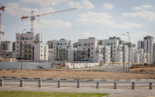 Construction of new housing in the southern Israeli city of Beersheba on November 18, 2022. (Gershon Elinson/Flash90)