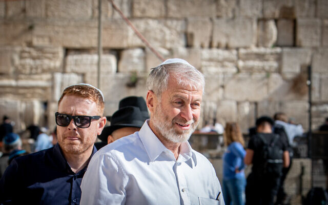 Russian-Israeli oligarch Roman Abramovich at the Western Wall in the Old City of Jerusalem, December 20, 2022. (Arie Leib Abrams/Flash90)