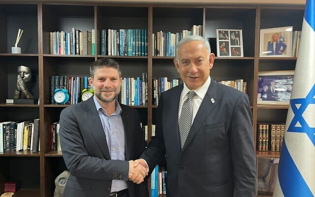 Likud party leader Benjain Netanyahu, right, and Religious Zionism party leader Bezalel Smotrich sign a coalition deal in Jerusalem on December 1, 2022. (Likud)