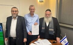 United Torah Judaism MKs Moshe Gafni (left) and Yitzhak Goldknopf (right) sign an interim coalition deal with Likud negotiator Yariv Levin on December 6, 2022. (Courtesy)