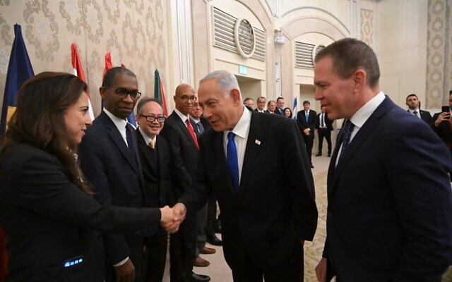Presumed incoming prime minister Benjamin Netanyahu (second from right) and Israel's ambassador to the UN (right) meet with visiting UN envoys on December 11, 2022. (Shlomi Amsalem/ GPO)