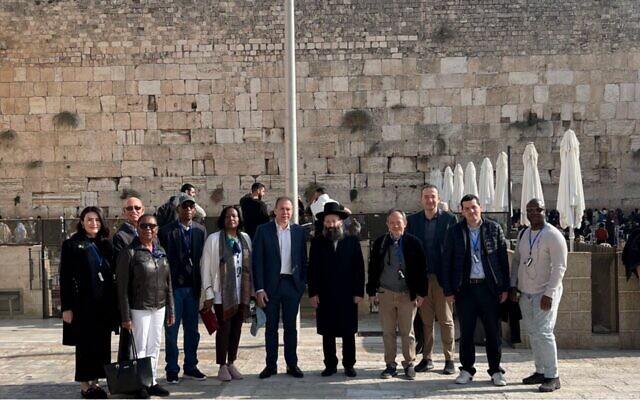 Israeli Ambassador to the UN and Western Wall Rabbi Shmuel Rabinovitch with a group of visiting UN ambassadors at the Western Wall on December 9, 2022. (Courtesy)