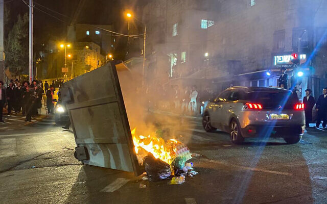 Ultra-Orthodox rioters clash with police in Jerusalem, December 15, 2022. (Israel Police)