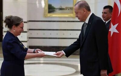 Israel's ambassador to Turkey Irit Lillian (L) presents her letter of credence to Turkish President Recep Tayyip Erdogan, December 27, 2022 (Presidency of the Republic of Turkey)
