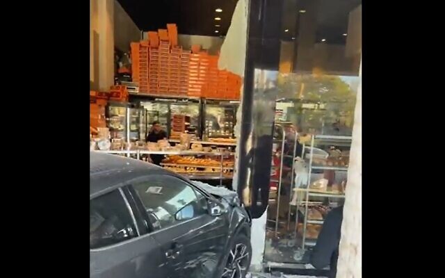A car which crashed into a bakery window in Rishon Lezion on December 18, 2022. (Screenshot used in accordance with Clause 27a of the Copyright Law)