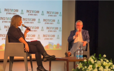 Former Mossad intelligence director Zohar Palti speaks with Times of Israel political correspondent Tal Schneider at an event in Ramat Hasharon, December 24, 2022. (Zman Israel)