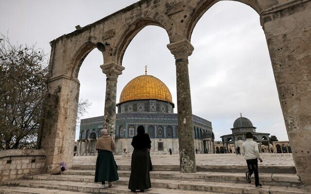 People walk towards the Dome of the Rock at the Temple Mount on January 3, 2023. (AHMAD GHARABLI / AFP)