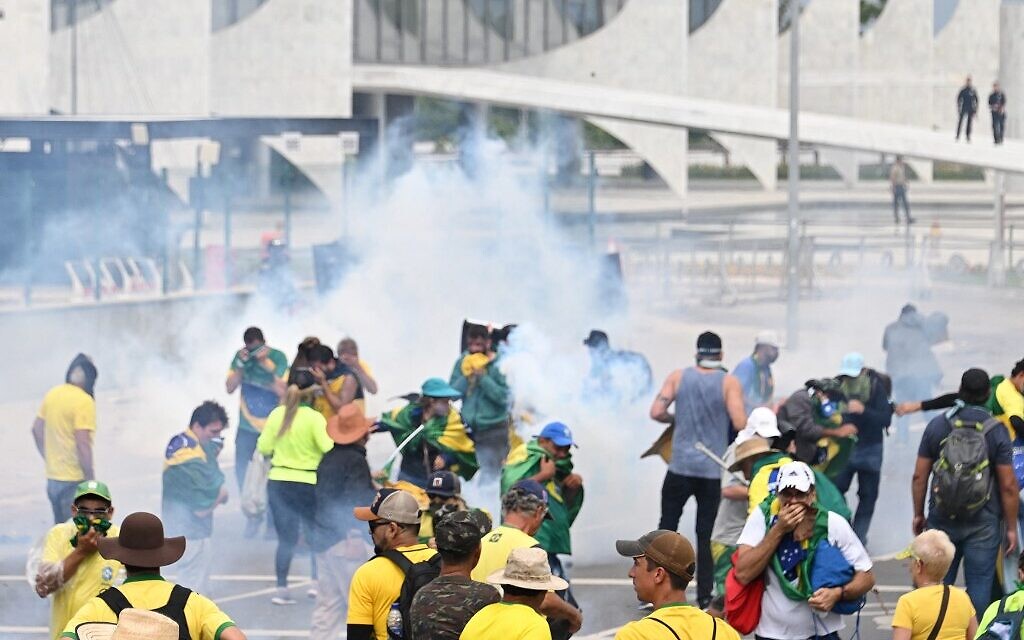 Supporters of Brazilian former president Jair Bolsonaro clash with the police during a demonstration outside the Planalto Palace in Brasilia on January 8, 2023. (Photo by EVARISTO SA / AFP)