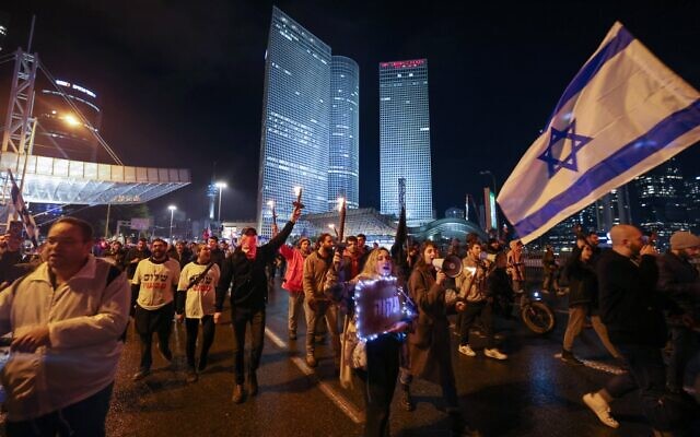 Israeli protesters attend a rally against Prime Minister Benjamin Netanyahu's new government in Tel Aviv on January 14, 2023. (Ahmad Gharabli/AFP)