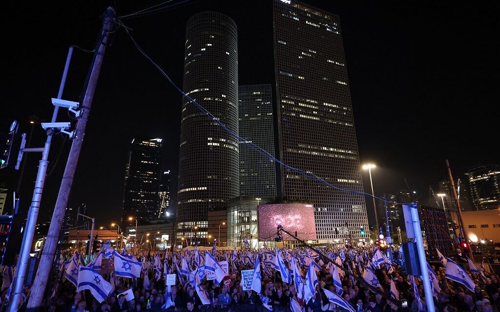 Israeli protesters attend a rally against Prime Minister Benjamin Netanyahu's new far-right government in the coastal city of Tel Aviv on January 21, 2023. (AHMAD GHARABLI / AFP)