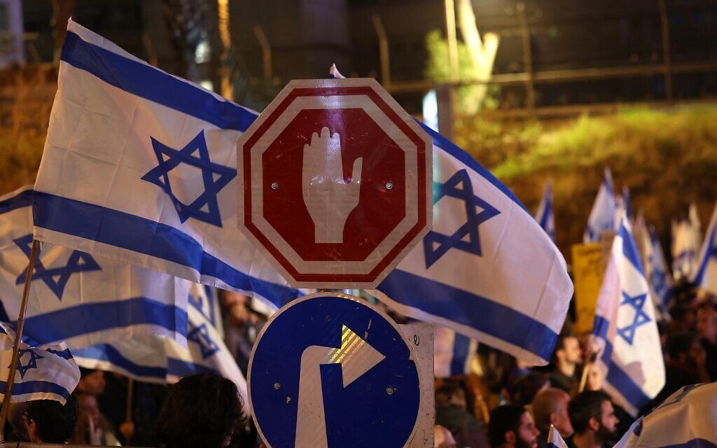Israeli protesters attend a rally against Prime Minister Benjamin Netanyahu's new far-right government in the coastal city of Tel Aviv on January 21, 2023. (AHMAD GHARABLI / AFP)