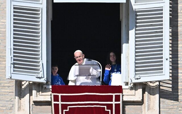 Pope Francis addresses the crowd from the window of the apostolic palace during the weekly Angelus prayer in The Vatican on January 29, 2023. (Alberto PIZZOLI / AFP)