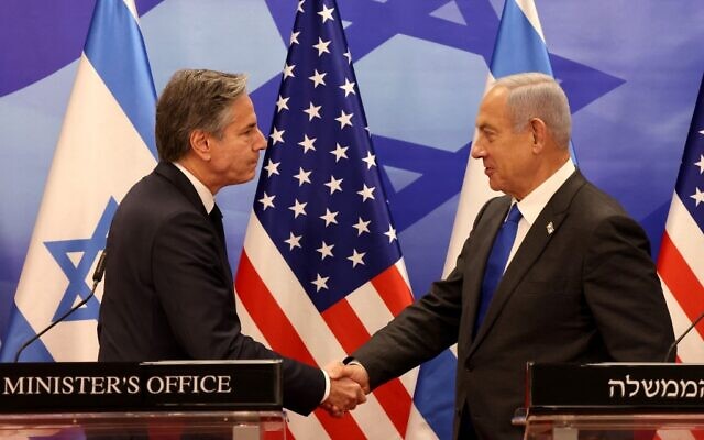 O secretário de Estado dos EUA, Antony Blinken (à esquerda), aperta a mão do primeiro-ministro Benjamin Netanyahu durante coletiva de imprensa em Jerusalém em 30 de janeiro de 2023. (RONALDO SCHEMIDT / POOL / AFP)