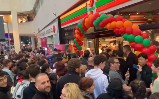 Dozens of people line up outside of 7-Eleven's first store in Israel, at Dizengoff Center in Tel Aviv, January 11, 2023. (Twitter video screenshot: used in accordance with Clause 27a of the Copyright Law)