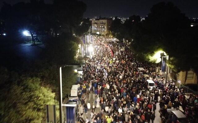'Night is descending on Israel': Over 100,000 rally in Tel Aviv ...