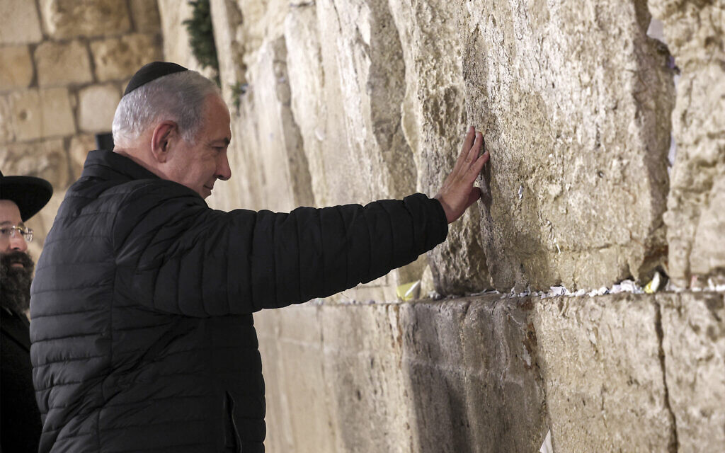 Netanyahu and wife Sara visit Western Wall to mark election win | The ...