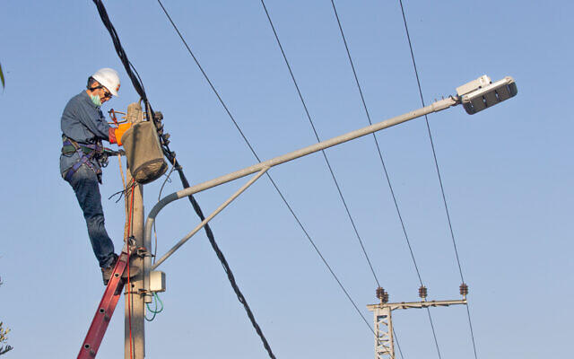A worker from the Israel Electric Corporation carrying out a repair, August 29, 2020. (Yossi Aloni/FLASH90)