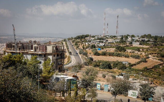 Construction of new housing in the West Bank settlement of Alon Shvut, in Gush Etzion, October 3, 2022. (Gershon Elinson/Flash90)