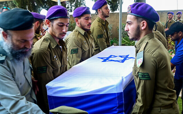 Soldiers carry the coffin of Staff Sgt. Ido Baruch, killed in a shooting attack in the West Bank, at a military cemetery in Gedera, October 12, 2022. (Avshalom Sassoni/Flash90)