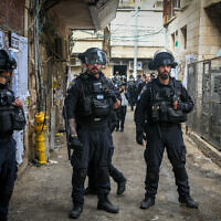 Illustrative: Police officers operate in Jerusalem, December 20, 2022. (Arie Leib Abrams/Flash90)