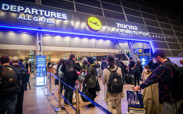 Passengers at Ben Gurion International airport on December 31, 2022. (Arie Leib Abrams/Flash90)