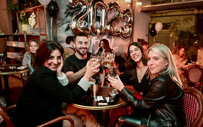 Israelis celebrating the new year at a pub in Tel Aviv, December 31, 2022. (Avshalom Sassoni/Flash90)