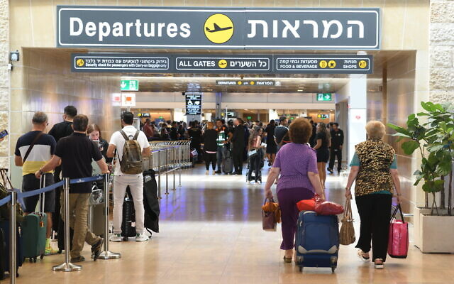 Illustrative - Passengers head to the departure gates at Ben Gurion International Airport, June 6, 2022. (Gili Yaari/Flash90)