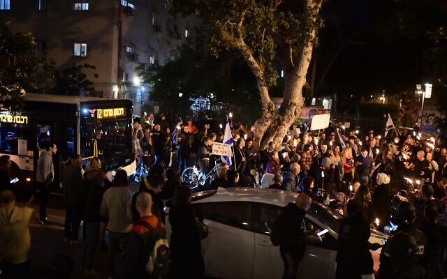 Israelis protest against Benjamin Netanyahu's government, in Tel Aviv, on January 7, 2023. (Tomer Neuberg/Flash90)