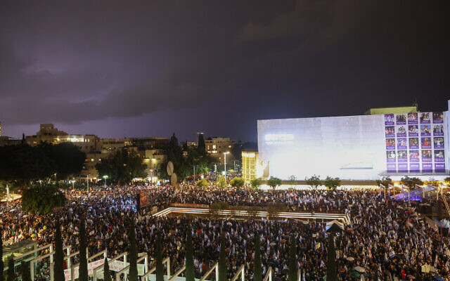 People protest against the Israeli government in Tel Aviv on January 14, 2023. (Yonatan Sindel/Flash90)