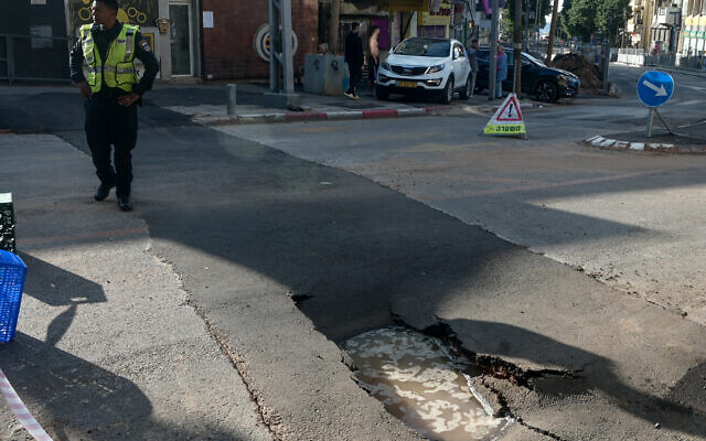 The site of a sinkhole that opened up in Tel Aviv, January 21, 2023 (Avshalom Sassoni/Flash90)