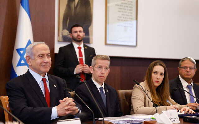 Prime Minister Benjamin Netanyahu (left) leads the weekly cabinet meeting at his office in Jerusalem on January 22, 2023. (Olivier Fitoussi/Flash90)