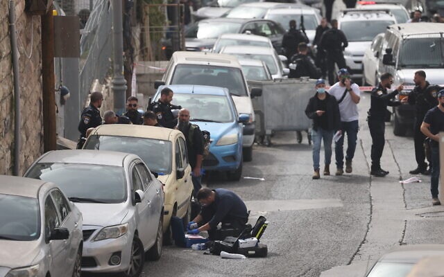 Police at the scene of a terror shooting attack near Jerusalem's Old City, on January 28, 2023. (Yonatan Sindel/FLASH90)