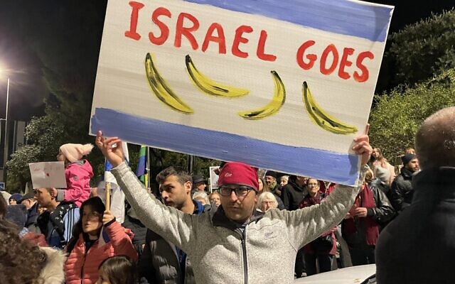 Israelis protest against Benjamin Netanyahu's government, outside the President's Residence in Jerusalem, on January 14, 2023. (Jessica Steinberg/Times of Israel)