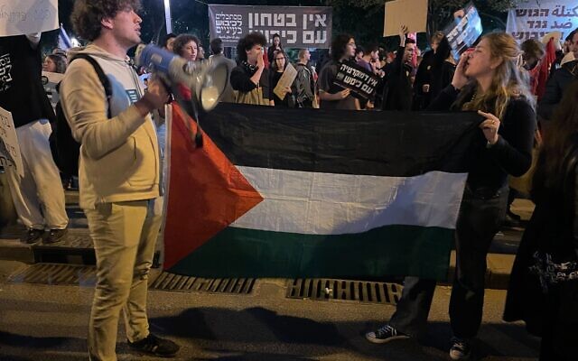 Protesters in Tel Aviv carry the Palestinian flag, January 28, 2023. (Carrie Keller-Lynn/Times of Israel)
