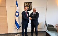 File: Incoming Foreign Minister Eli Cohen, left, and his predecessor Yair Lapid meet for a handover meeting at the Foreign Ministry in Jerusalem, January 2, 2023. (Foreign Ministry)