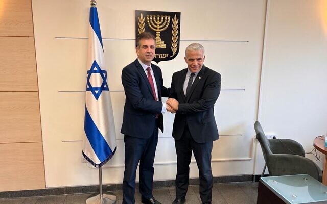 New Foreign Minister Eli Cohen, left, and his predecessor Yair Lapid meet for a handover meeting at the Foreign Ministry in Jerusalem, January 2, 2023. (Foreign Ministry)
