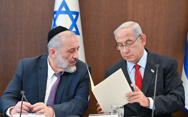 Prime Minister Benjamin Netanyahu (right) and Shas chair Aryeh Deri at the weekly cabinet meeting in Jerusalem, January 22, 2023. (Kobi Gideon/GPO)