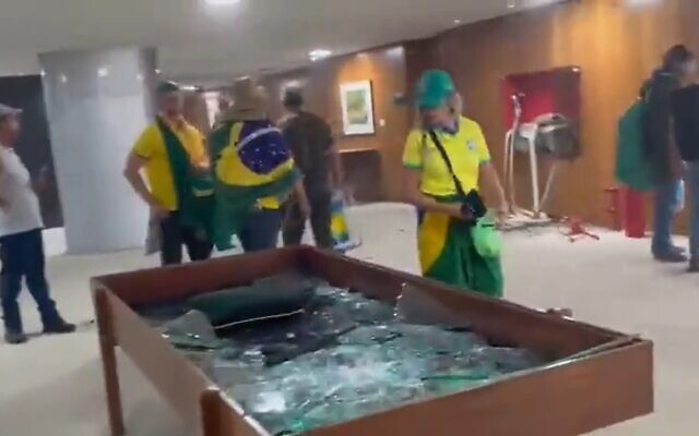 Supporters of Brazilian former president Jair Bolsonaro vandalize objects inside the Congress building in Brasilia after breaking in, January 8, 2023. (Screenshot: Twitter; used in accordance with Clause 27a of the Copyright Law)