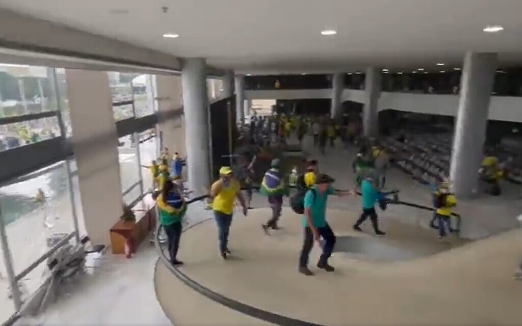 Supporters of Brazilian former president Jair Bolsonaro inside the Congress building in Brasilia after breaking in, January 8, 2023. (Screenshot: Twitter; used in accordance with Clause 27a of the Copyright Law)
