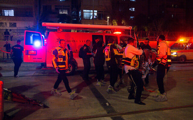 Israeli security forces and first responders at the scene of a terror attack in Neve Yaakov, Jerusalem, January 27, 2023. (Olivier Fitoussi/Flash90)