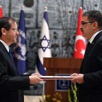 Sakir Ozkan Torunlar (R), Turkey's ambassador to Israel, delivers his etter of credence to President Isaac Herzog, January 11, 2023 (Haim Zach/GPO)