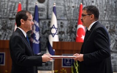 Sakir Ozkan Torunlar (R), Turkey's ambassador to Israel, delivers his etter of credence to President Isaac Herzog, January 11, 2023 (Haim Zach/GPO)