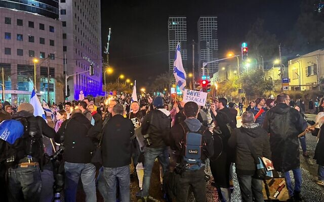 Demonstrators march toward the Ayalon Highway in Tel Aviv amid an anti-government rally, January 14, 2023. (Naomi Lanzkron/Times of Israel)