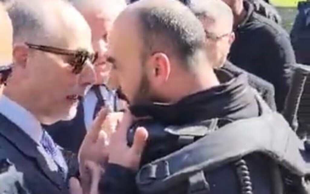 Jordanian Ambassador to Israel Ghassan Majali (L) argues with an Israeli police officer on the Temple Mount in Jerusalem on January 17, 2023. (Screenshot: Twitter; used in accordance with Clause 27a of the Copyright Law)