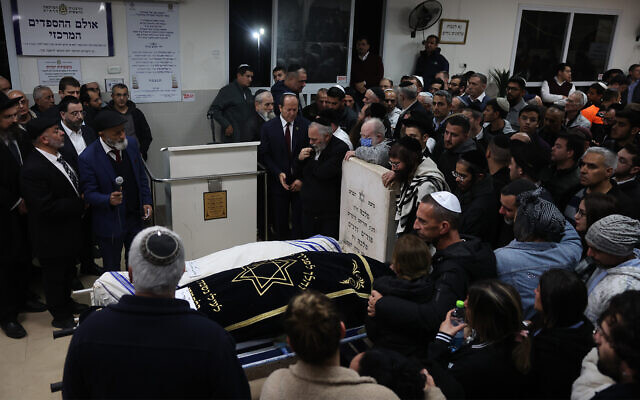 Friends and family attend the funeral for Eli and Natali Mizrahi, January 29, 2023. (Yonatan Sindel/Flash90)