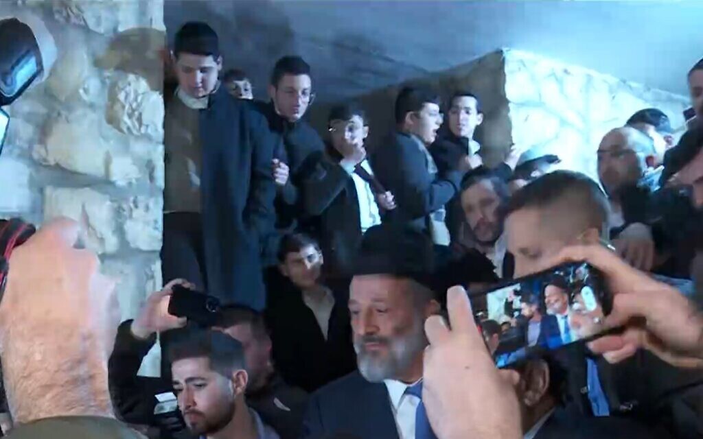 Shas leader Aryeh Deri is greeted by supporters as he emerges from his home in Jerusalem on January 18, 2023. (Video screenshot)